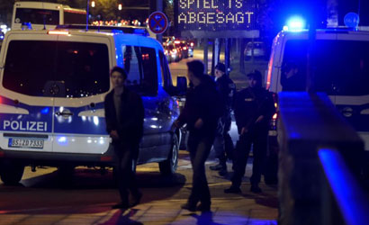 Napoli, panico al Vomero! Uomo aggredisce due agenti e tenta la fuga sequestrando una 21enne