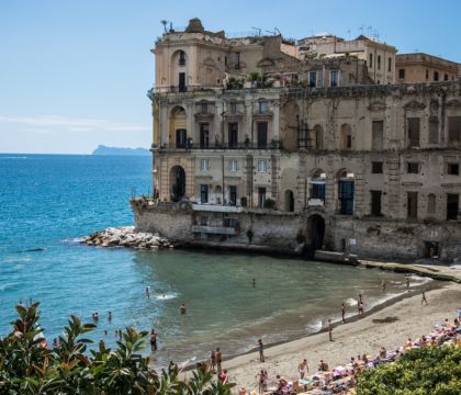 Napoli, spiagge più care del 20% a causa della riduzione dei posti