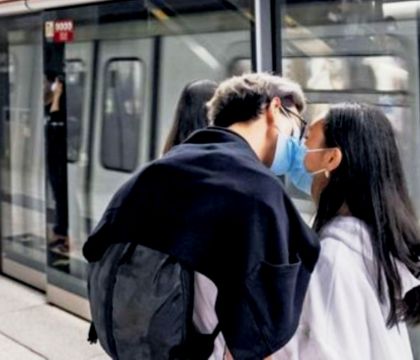 Pavia, abbraccia la fidanzata per strada multato per 400 euro
