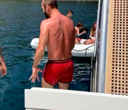 Politano approfitta della giornata di festa per fare un tuffo