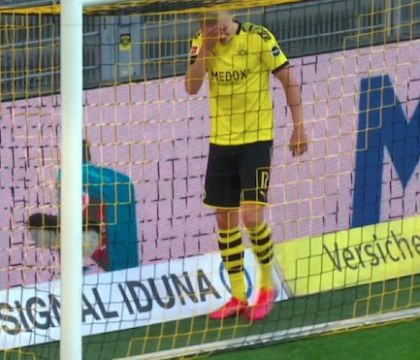 Si è infortunato anche Haaland, esce zoppicando in Dortmund-Bayern
