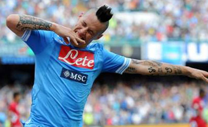 VIDEO – Il Napoli ricorda il 3-1 al Milan: gol stupendo di Hamsik contro Gattuso e… Ancelotti!