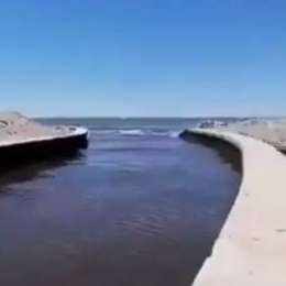 VIDEO – Mare cristallino è già un ricordo al Litorale Domitio: ripartiti scarichi abusivi