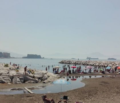 Zattere ancorate alla costa e pontile sugli scogli. Il progetto per il mare a Napoli