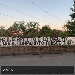 Coronavirus, tifosi della Roma contro la ripresa. Striscioni in città: “Chi muore, chi soffre e chi lucra!”