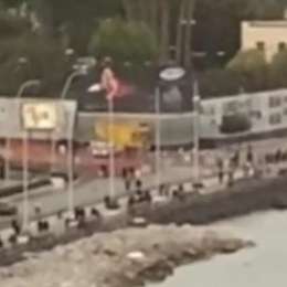 FOTO – Folla sul lungomare, lady Mario Rui: “Sembrano formiche e si lamentano che passeranno estate a casa”