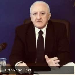 VIDEO – De Luca ai giovani: “Evitate alcolici! Se vi danno la vodka a 50cent è distillata nelle fogne…”