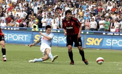 ll Napoli celebra il 3-1 al Milan del 2008 (Gattuso in campo, Ancelotti in panchina)