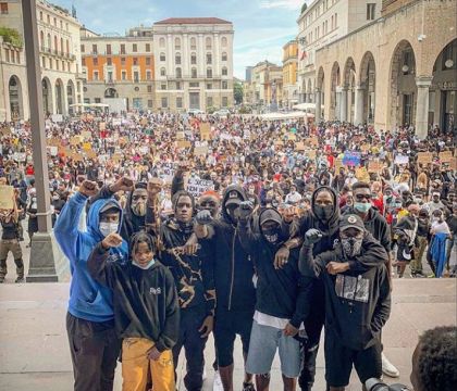 Balotelli approfitta della giornata di stop forzato per scendere in piazza per Floyd