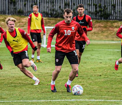 Championship, due positivi in due club diversi (uno è dello staff del Barnsley)