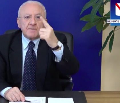 De Luca annuncia: “Dal 22 la mascherina non sarà più obbligatorie all’aperto”