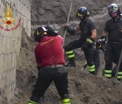 Due operai morti in un crollo a Pianura. E la domanda: “Era abusivo l’appartamento?”