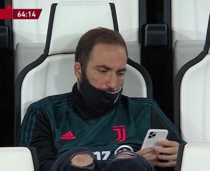 Higuain guarda il telefono durante la partita: attaccato e deriso sui social