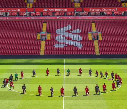 Il Liverpool al completo si inginocchia per l’omicidio di George Floyd