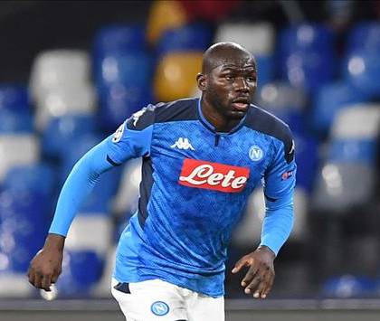Il Mirror: “Koulibaly sta bene a Napoli, andrebbe via solo per 10 milioni all’anno”