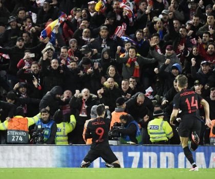 Il calcio se ne frega della scienza: tifosi allo stadio ma senza abbracciarsi ai gol