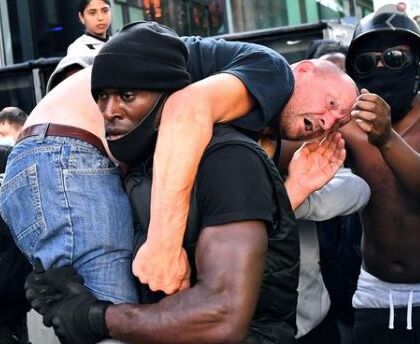 Il neonazista salvato dal manifestante nero a Londra è un hooligan del Millwall (e forse ha imparato la lezione)