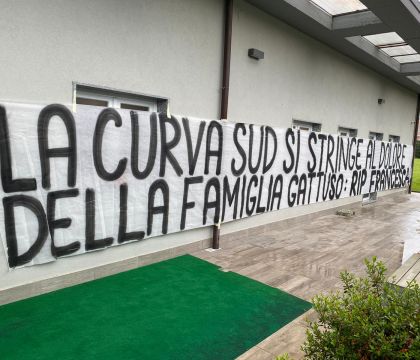 La Curva Sud del Milan esprime la vicinanza a Gattuso con uno striscione