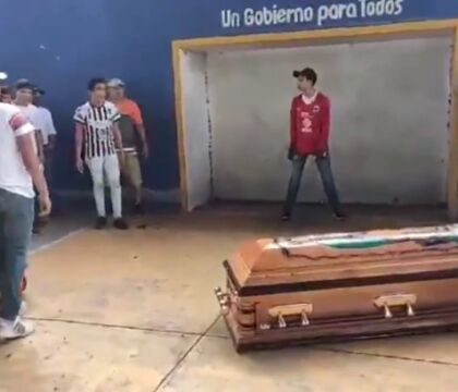 La polizia messicana uccide un giovane calciatore, e i compagni fanno segnare la bara