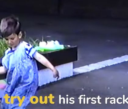 La prima volta di Djokovic: gli regalano la racchetta a 4 anni, ed è già fortissimo (VIDEO)