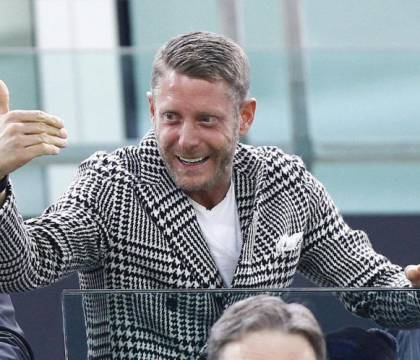 Lapo Elkann sceglie Napoli per i suoi progetti di solidarietà: due t-shirt e i ragazzi di Scampia
