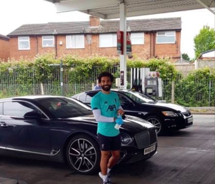 Liverpool, Salah va a fare benzina e paga il pieno ai tifosi presenti