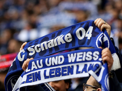 Lo Schalke ai tifosi: “Hai davvero bisogno del rimborso dell’abbonamento? Dimostralo”. Poi le scuse