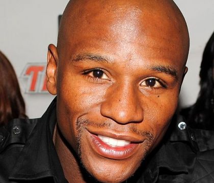 L’ex campione del mondo di pugilato Mayweather pagherà i funerali di George Floyd