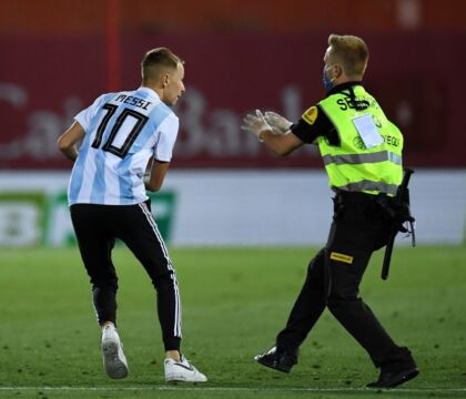 L’invasore di campo a porte chiuse era senza mascherina. La Liga lo denucia penalmente
