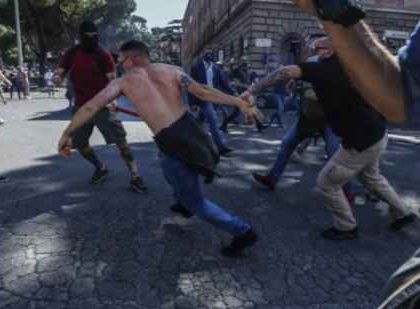 Manifestazione ultras a Roma: bombe carta e bottiglie contro forze dell’ordine, operatori e cronisti