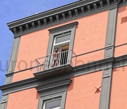 Mertens si affaccia al balcone dell’albergo… in mutande!