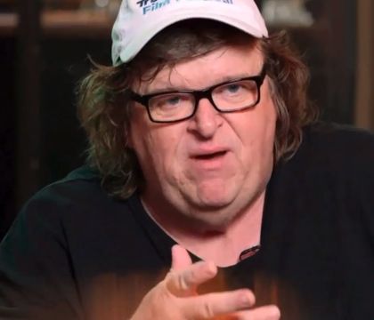 Michael Moore: «Trump? È disgustoso. È il più stupido genio che esista»