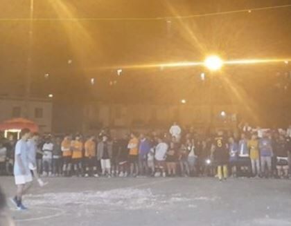 Piazza Mercato, torneo notturno di calcetto abusivo (c’era anche Paolo Cannavaro)
