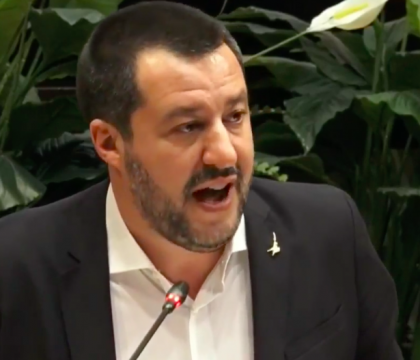 Salvini: «De Luca blocca i pizzaioli mentre la camorra con i rifiuti fa più soldi di prima»