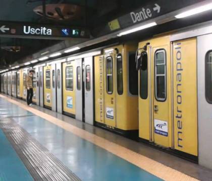 Si ferma la metro, passeggeri a piedi in galleria. L’azienda: «Non hanno corso pericoli»