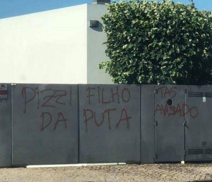 Terrore e violenza al Benfica: oltre le pietre al bus, anche scritte con minacce a casa di calciatori