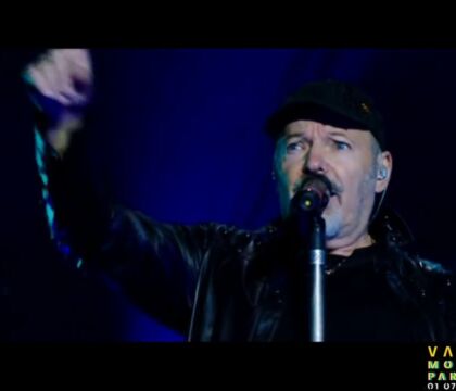 Vasco Rossi: «Al terzo concerto mi tirarono le freccette, mi sentii umiliato, volevo smettere»