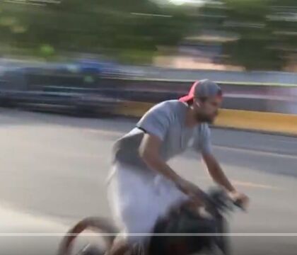 Altro che Ferrari, Piqué arriva in bici al Camp Nou sfrecciando “come un tamarro” (VIDEO)