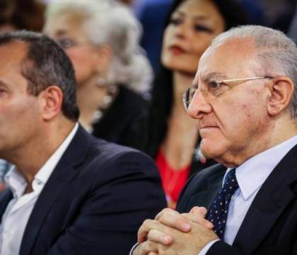 Crollo de Magistris, si piazza al 100esimo posto (su 105) tra i sindaci. Per De Luca +5%