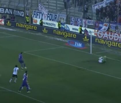 La Stampa: “mentre in campo si gioca a pallone, nelle due aree di rigore si gioca alla roulette russa”