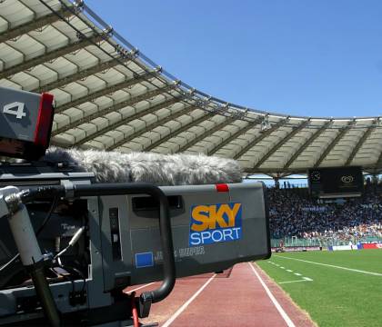 Lunedì la Serie A deciderà se sospendere il contratto per i diritti tv a Sky
