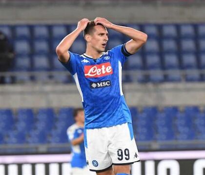 Milik entra in campo come se gli avessero detto: “Capo è ‘a vosta ‘a machina? S’addà spustà!”