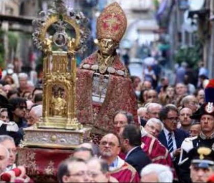 Napoli, da sette anni il Comune non paga la Deputazione di San Gennaro. Debito di mezzo milione