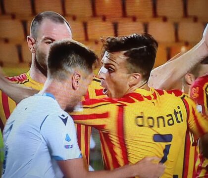 Quattro giornate di squalifica a Patric per il morso a Donati in Lecce-Lazio