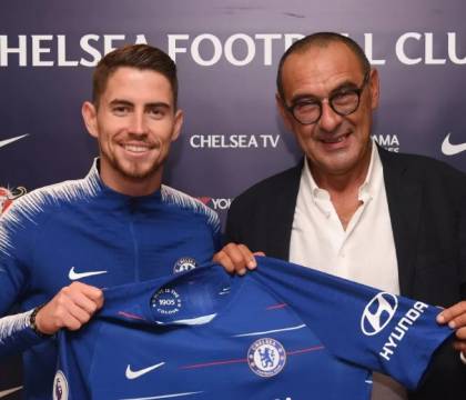 Sarri vuole salvare Jorginho dal Chelsea: offre Ramsey per lo scambio