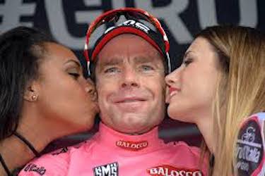 Il Tour de France dice addio alle miss sul podio: è sessismo. Saranno un uomo e una donna