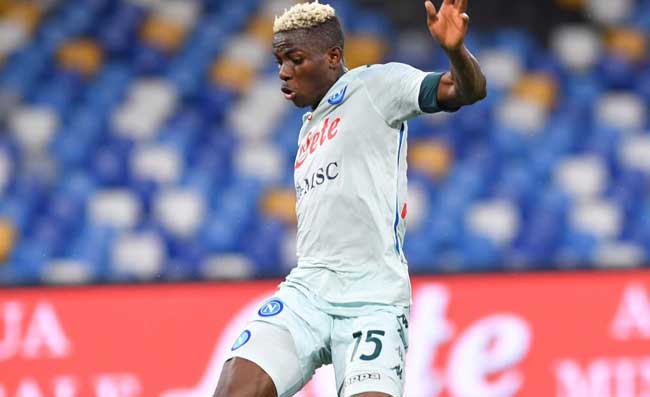 FOTO – Mertens e Osimhen in aereo. Sorridenti e con la mascherina! I due bomber sono carichi