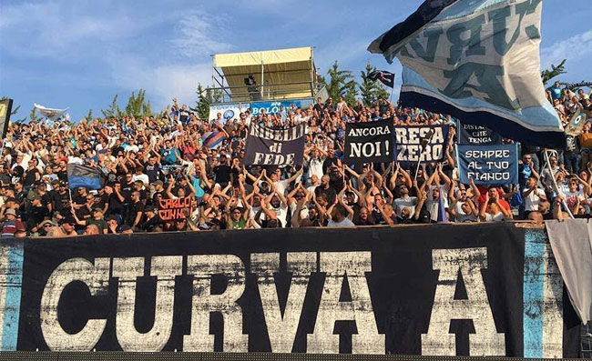 FOTO – Curva A, striscione a Castel Volturno: “Malgrado mancherà il nostro sostegno…”