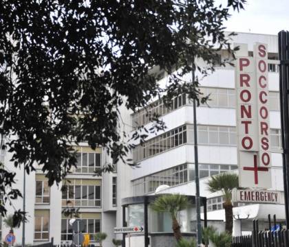 Corsera: la tragica situazione del Cardarelli dove positivi e negativi sono divisi da un paravento