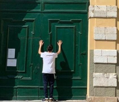 De Luca chiude le scuole mentre fuori è tutto un aperitivo
